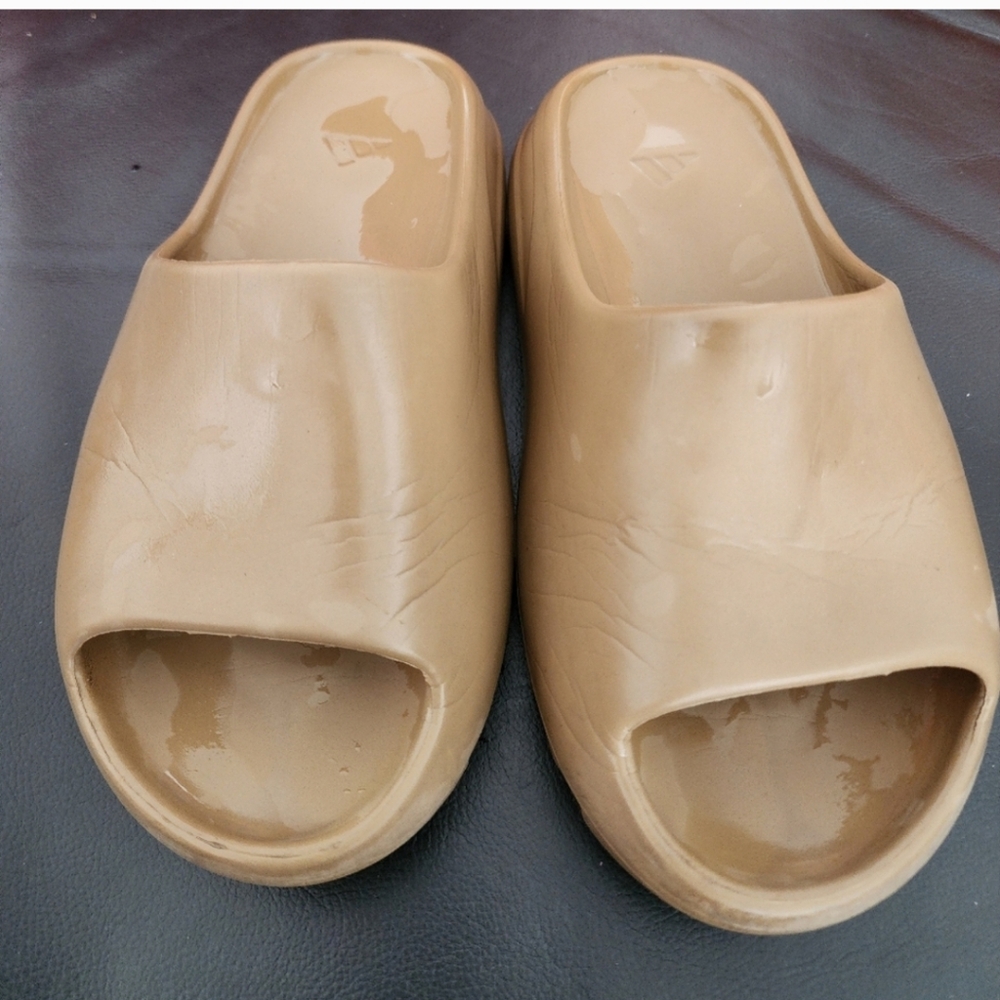 YEEZY SLIDES